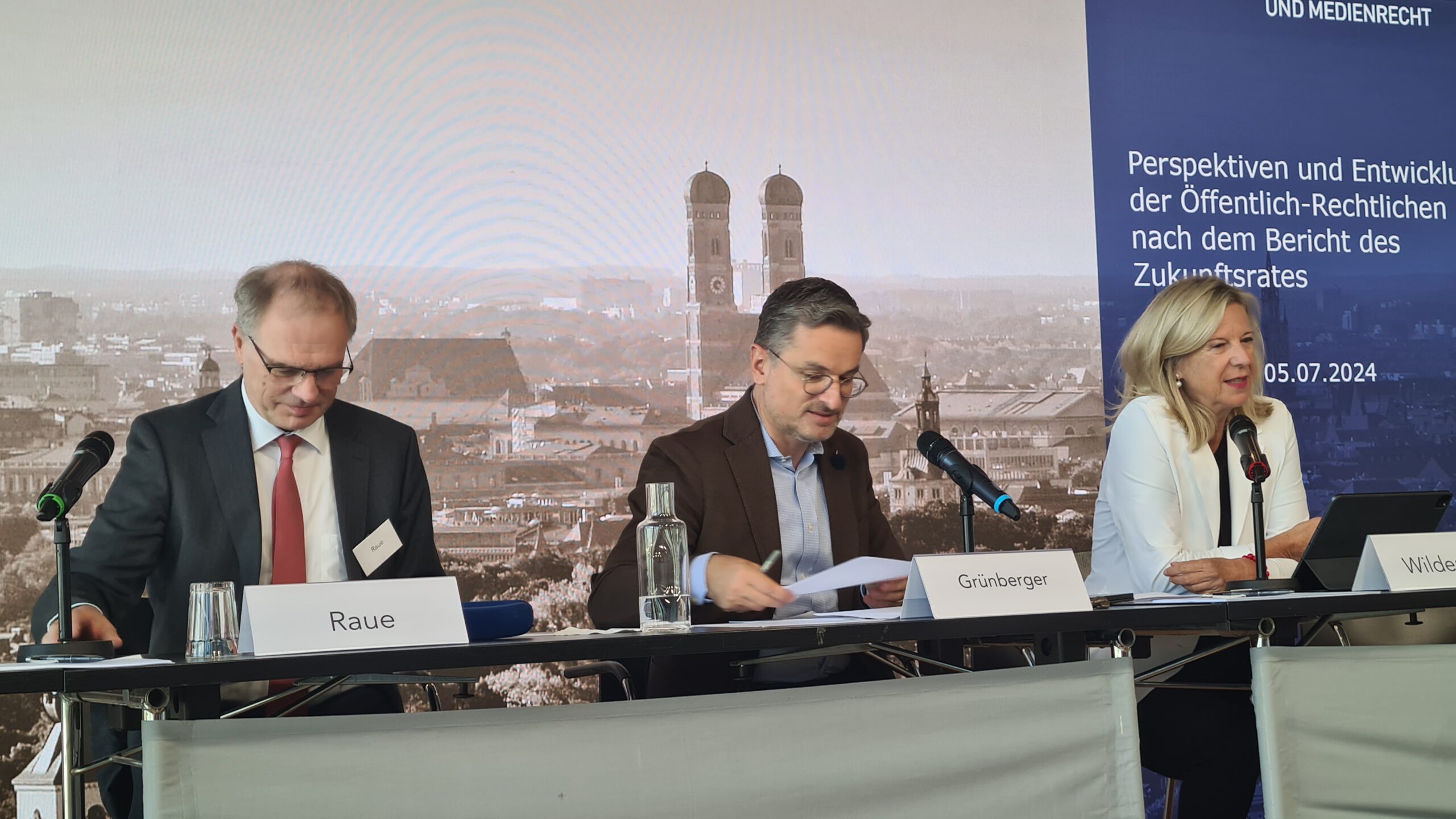 Intendant des Deutschlandradios Stefan Raue (links), Prof. Dr. Michael Grünberger (mitte), Intendantin des Bayerischen Rundfunks Dr. Katja Wildermuth (rechts)